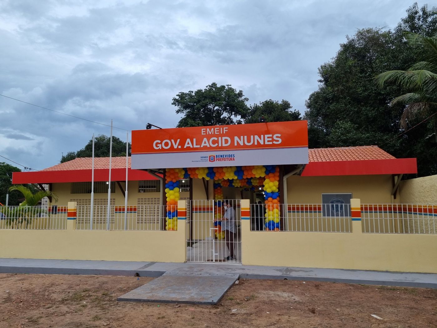 Fachada da EMEIF Gov. Alacid Nunes no dia da entrega