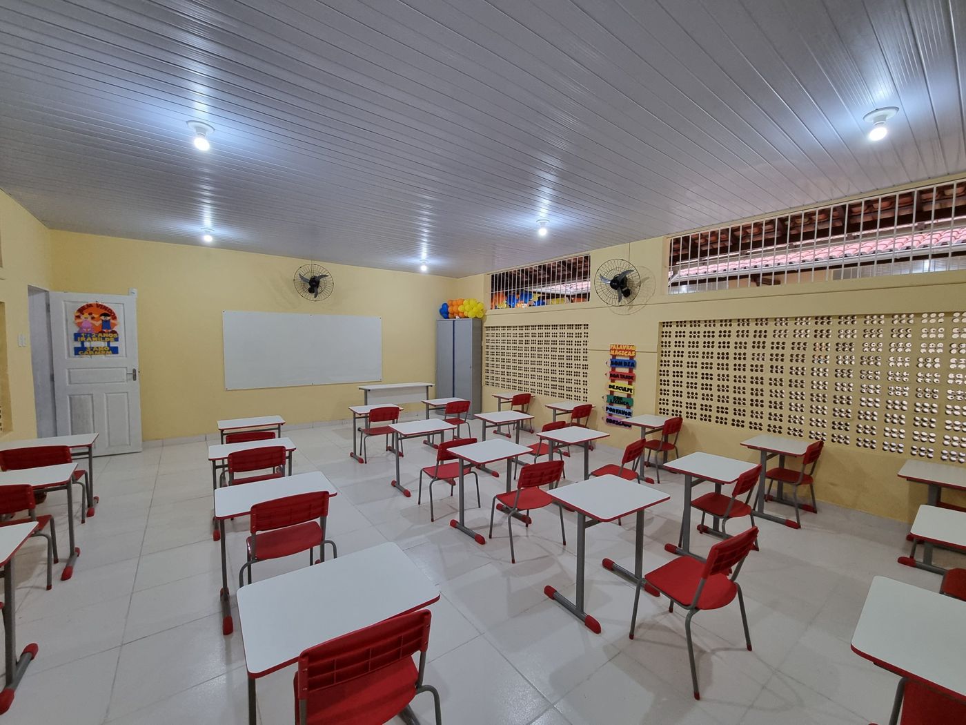Sala de aula da EMEIF Gov. Alacid Nunes com carteiras novas