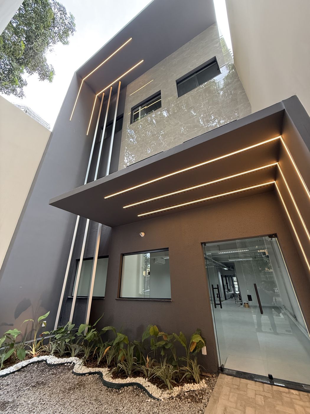 Fachada do prédio anexo da PGE com iluminação em LED