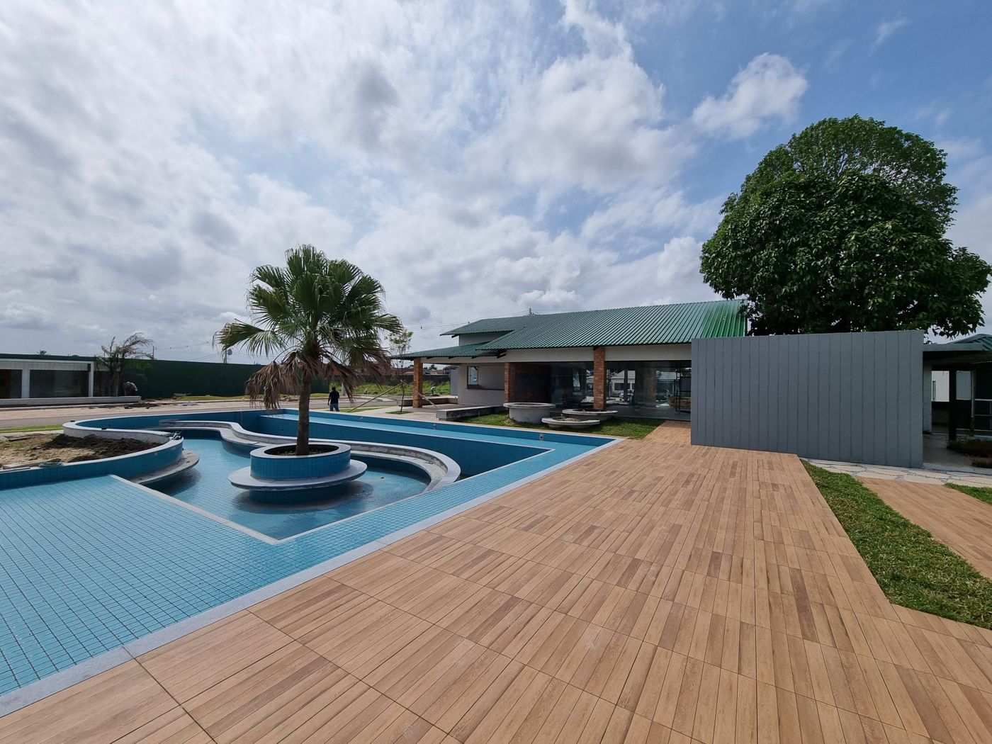 Área de lazer com piscina e deck no Condomínio Gran Paraíso