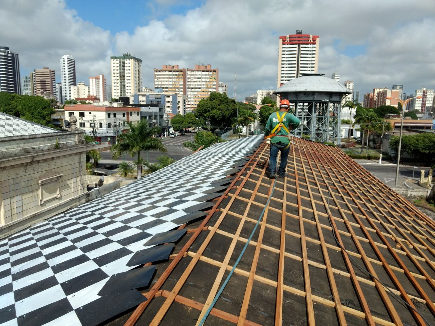 Cobertura do Mercado de São Brás, com a caixa d’água de São Brás ao fundo