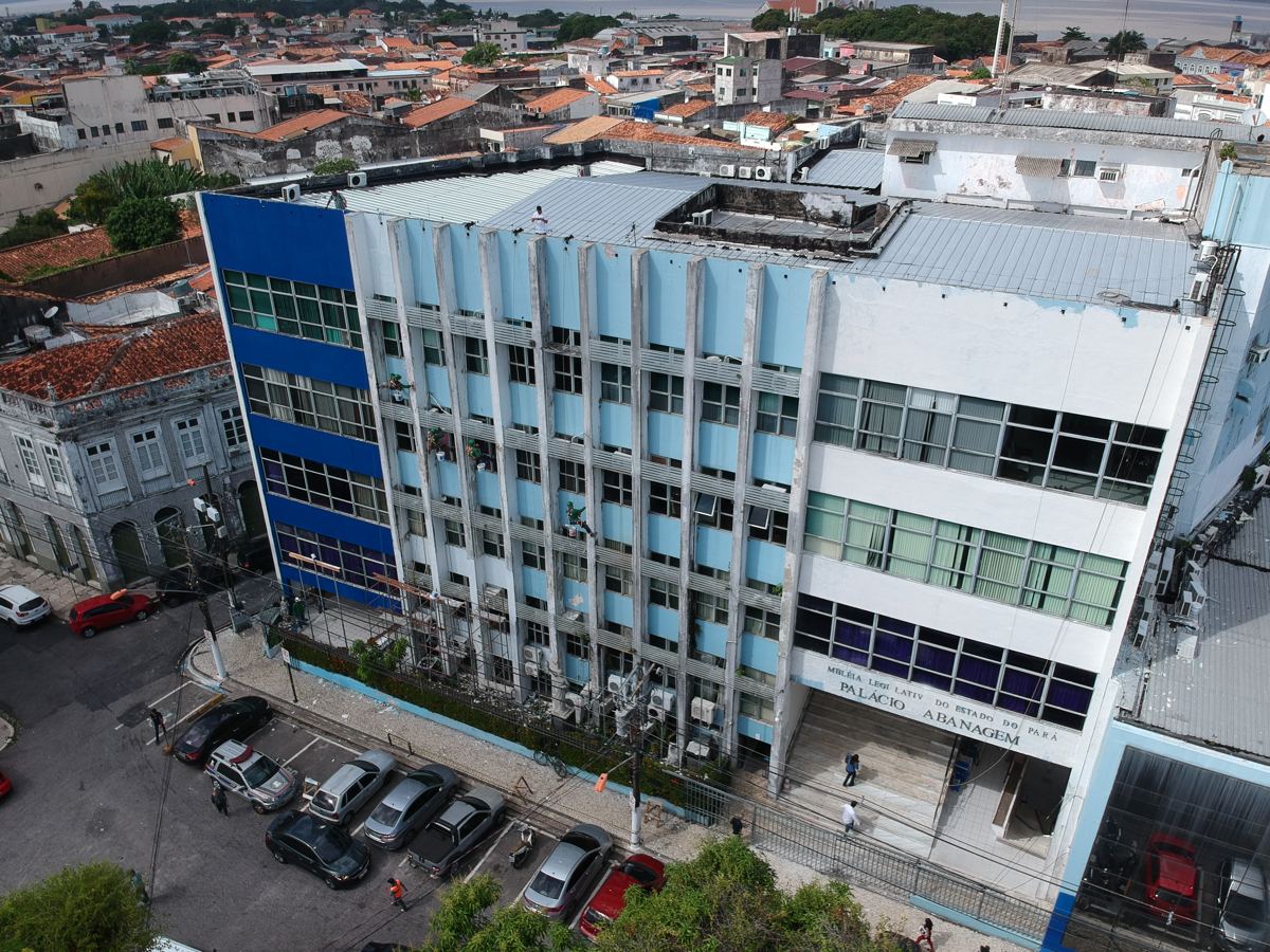Vista aérea do prédio da Alepa após a pintura