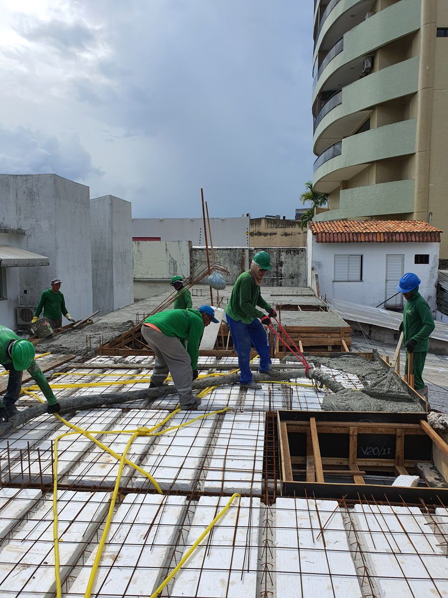 Equipe preparando armação de laje