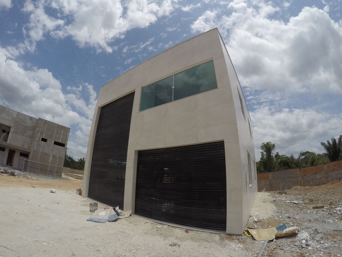 Galpão em concreto com portas metálicas