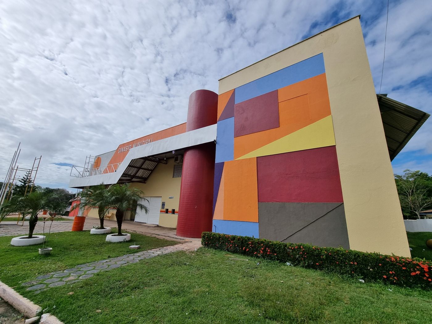 Fachada colorida do Ginásio Municipal de Benevides