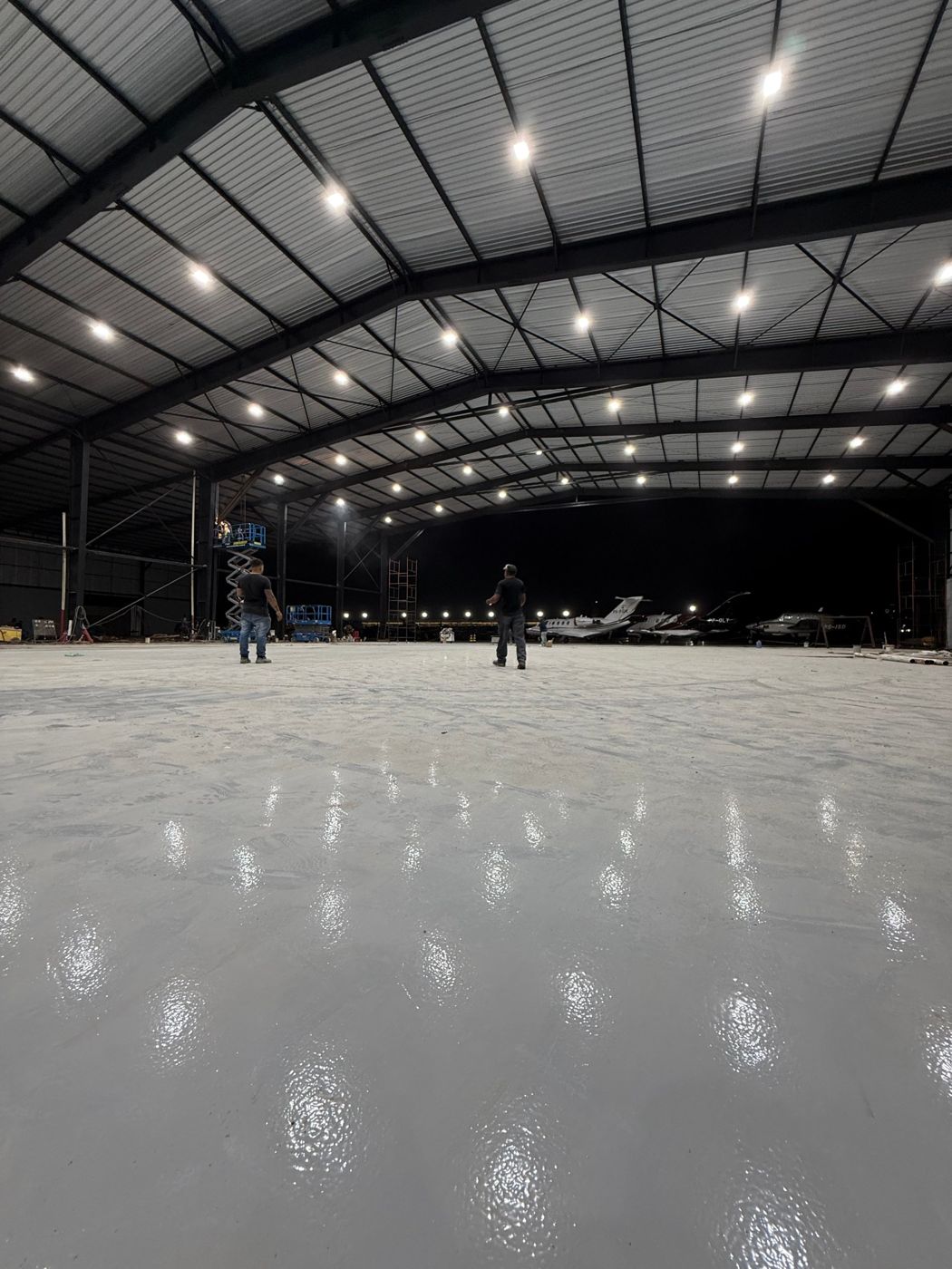 Hangar da GlobalJet com piso novo e iluminação, com aeronaves ao fundo