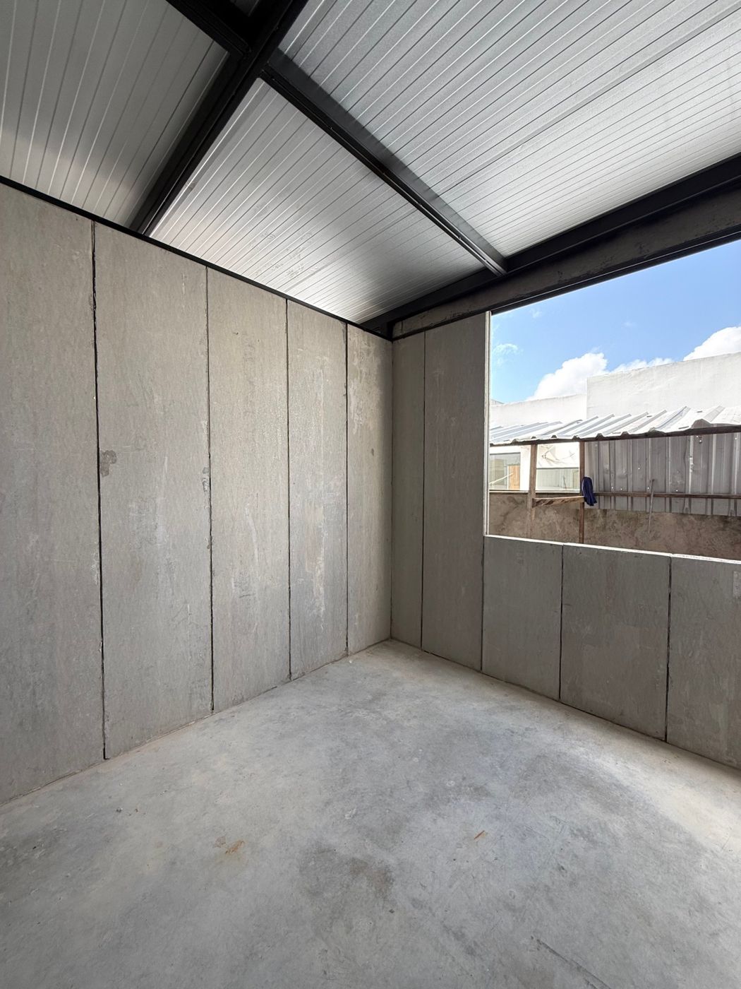 Ambiente de casa em painéis Lightwall com estrutura metálica