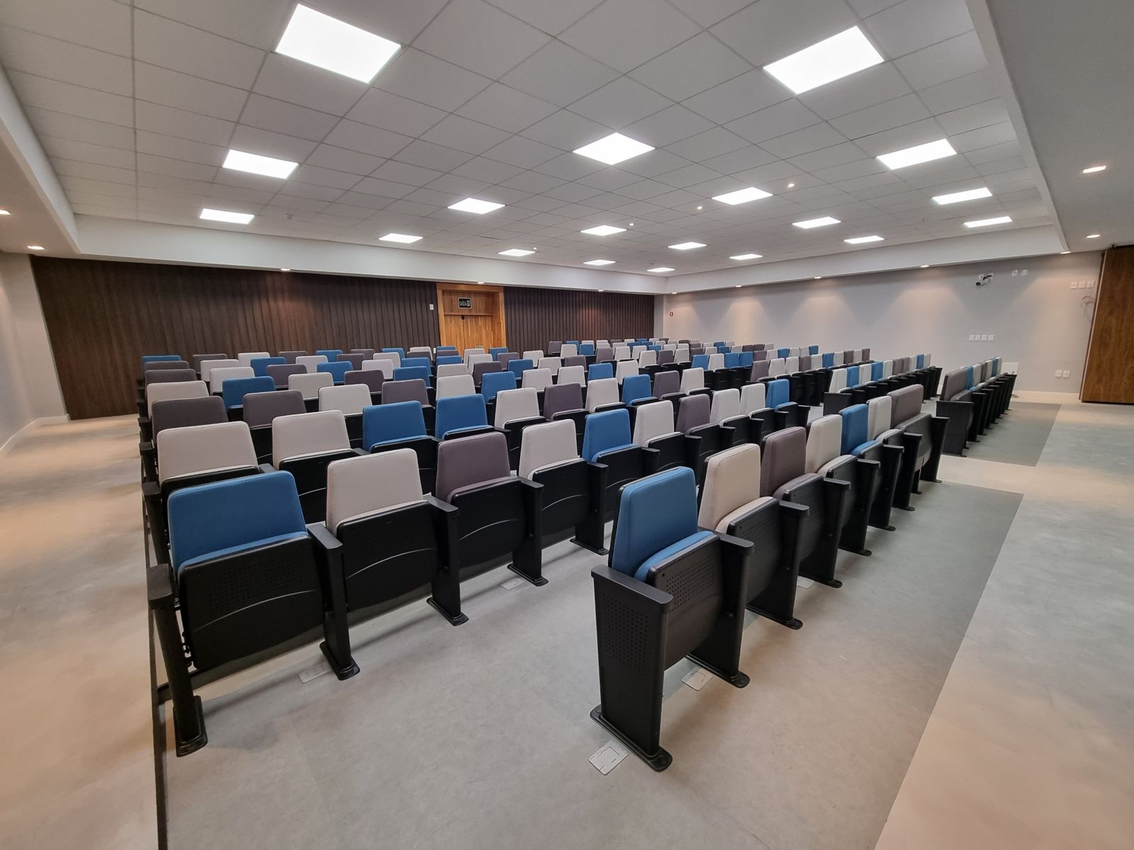 Auditório do Tribunal de Contas dos Municípios com poltronas novas